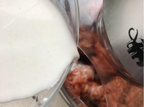 最后把150克淀粉和180克水搅匀，慢慢加入搅打，顺时针把肉打上劲，吸收了淀粉水为止，取出放盆中腌一会儿，盖保鲜膜