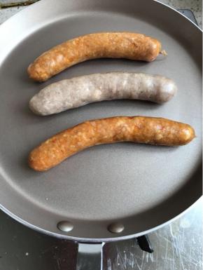 或者平底锅，也是刷点点油，小火，每个面最多也就两分钟，即可。