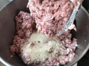 这个时间我又做了一个台湾烤肠味，简单说一下，做法和奥尔良一样，就是网上买的台湾烤肠的调味粉，也可以自己调，配方：肉1500，台湾烤肠调味粉130，淀粉150水180，白胡椒粉一勺白酒一大勺，酌情放盐，做法过程和奥尔良一样。