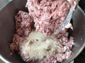 这个时间我又做了一个台湾烤肠味，简单说一下，做法和奥尔良一样，就是网上买的台湾烤肠的调味粉，也可以自己调，配方：肉1500，台湾烤肠调味粉130，淀粉150水180，白胡椒粉一勺白酒一大勺，酌情放盐，做法过程和奥尔良一样。
