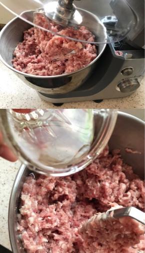 选肉，我今天用的是猪前尖，肥瘦比例最好3/7，如果肥肉太少就不香了，如果买不到特别合适的肥瘦比例，那就买一块瘦肉，买一块五花肉，这样搭配也行，买好肉绞成肉馅，加入白胡椒粉，白酒，顺时针搅匀，我今天用的厨师机，也可以用手，铲子，刮刀，都可以