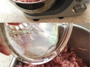 选肉，我今天用的是猪前尖，肥瘦比例最好3/7，如果肥肉太少就不香了，如果买不到特别合适的肥瘦比例，那就买一块瘦肉，买一块五花肉，这样搭配也行，买好肉绞成肉馅，加入白胡椒粉，白酒，顺时针搅匀，我今天用的厨师机，也可以用手，铲子，刮刀，都可以