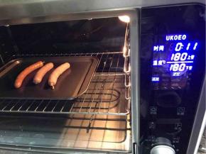 取出后解冻后，烤箱提前预热180度，烤盘用厨房纸沾点点油，擦擦烤盘就行，油不要多，然后放入烤肠，每个面烤3分钟左右，根据烤箱温度情况，我是两个面一共烤6分钟，表面微焦油亮亮的，非常香。