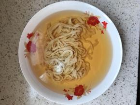 肠衣一般都是盐渍肠衣，买脆皮肠专用的羊肠衣，洗掉盐份，反复洗干净，用清水加两勺料酒浸泡一会儿。