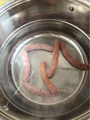 做一锅水，全程小火，水温是那种刚开锅还没开锅，不瘟不火那么一个感觉，火大肠容易爆了，不能咕嘟咕嘟开锅哦~水热后放肠，一般几根的话8分钟就好了，一大锅肠那就延长几分钟，13分钟左右。