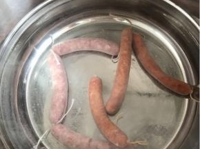 做一锅水，全程小火，水温是那种刚开锅还没开锅，不瘟不火那么一个感觉，火大肠容易爆了，不能咕嘟咕嘟开锅哦~水热后放肠，一般几根的话8分钟就好了，一大锅肠那就延长几分钟，13分钟左右。