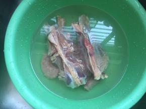 鸡骨架提前浸泡1小时去血水