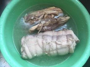 捞出后用清水冲洗干净鸡骨架和五花肉上的血沫