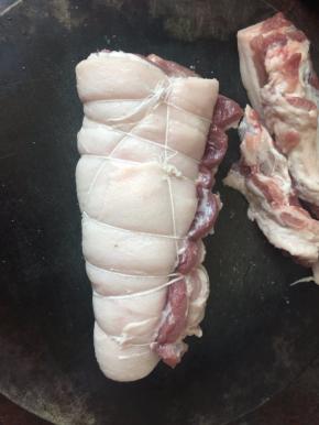 再用棉线紧紧的缠成圆柱体