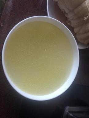 滤出高汤，晾凉后撇去表面浮油，并滤去沉淀物