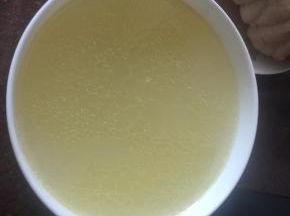 滤出高汤，晾凉后撇去表面浮油，并滤去沉淀物