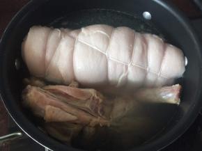 锅里烧开水后放入五花肉和鸡骨架焯烫1分钟