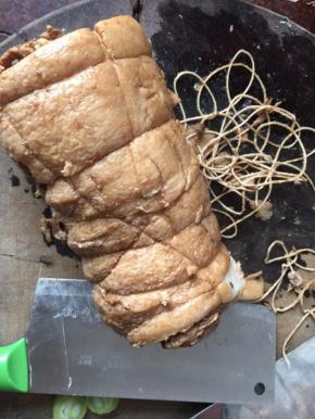 取出浸泡好的叉烧肉，解开棉线