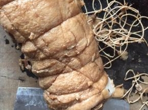 取出浸泡好的叉烧肉，解开棉线