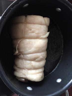 将酱汁搅拌均匀后放入叉烧一起煮10分钟，中间要翻面