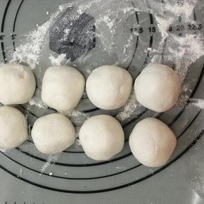 饧好的面团分成均匀的小面团（分成35克一个小面团)