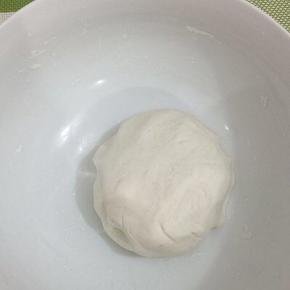先用筷子搅拌均匀，在用手揉成面团，（小心烫手）盖上保鲜膜饧五分钟
