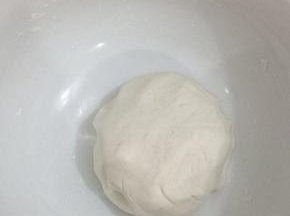 先用筷子搅拌均匀，在用手揉成面团，（小心烫手）盖上保鲜膜饧五分钟
