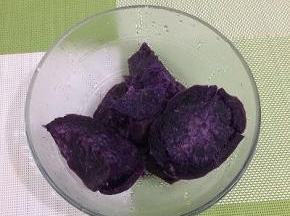 紫薯用锅蒸熟