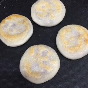 用小火煎到饼熟为止