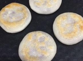 用小火煎到饼熟为止