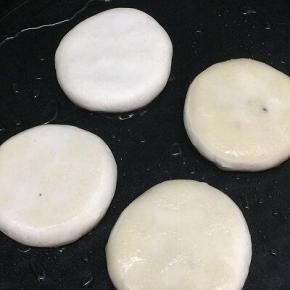 锅里倒入少许油，油热后，将饼坯放入