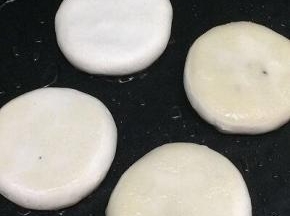 锅里倒入少许油，油热后，将饼坯放入