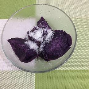 紫薯中加入白糖