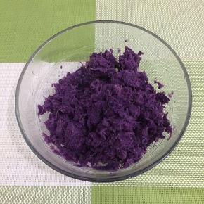 用勺子将紫薯压成泥，搅拌均匀