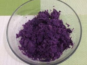 用勺子将紫薯压成泥，搅拌均匀