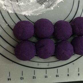 紫薯也同样分成35克一个小球