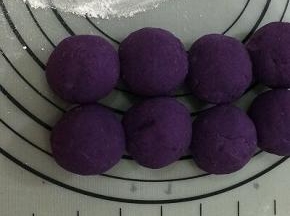 紫薯也同样分成35克一个小球