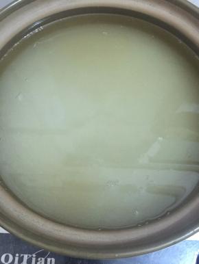 把糖和水都倒在砂锅里，开大火把其煮开