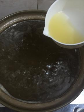 煮开后倒入新鲜的柠檬汁，再煮开之把火调到最小就让糖浆慢慢的去熬，千万不要去搅动它，因为搅拌之后糖浆会溅到锅壁上形成结晶
糖浆沸腾时锅壁会出现小结晶，那就用毛刷沾水在锅壁刷一圈，因为我熬得多，小结晶是溅在煤气灶上，所以我只要清洗煤气灶就好了