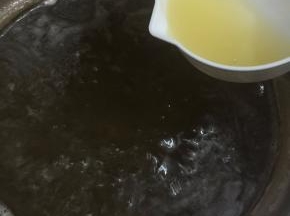 煮开后倒入新鲜的柠檬汁，再煮开之把火调到最小就让糖浆慢慢的去熬，千万不要去搅动它，因为搅拌之后糖浆会溅到锅壁上形成结晶
糖浆沸腾时锅壁会出现小结晶，那就用毛刷沾水在锅壁刷一圈，因为我熬得多，小结晶是溅在煤气灶上，所以我只要清洗煤气灶就好了