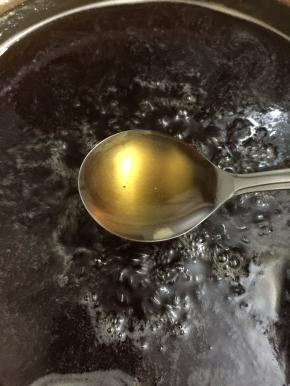 冷却后的糖浆是有流动性的，比麦芽糖要稀一点，如果冷却后变硬不能流动，可以加入适量的水重新煮，搅均匀，稍微煮一下就可以了，等到糖浆冷却之后就可装瓶