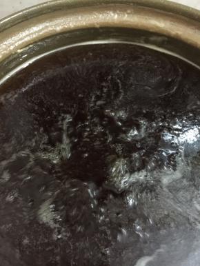 然后用小火一直熬煮，糖浆呈深琥珀色时即可关火，煮的时间越长颜色越深越浓稠，因为糖浆冷却后会更浓稠，所以在浓稠度达到比蜂蜜稀一点时即可关火，我熬煮的比较多是此方子的五倍，煮的过程是差不多2小时