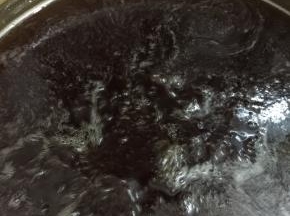 然后用小火一直熬煮，糖浆呈深琥珀色时即可关火，煮的时间越长颜色越深越浓稠，因为糖浆冷却后会更浓稠，所以在浓稠度达到比蜂蜜稀一点时即可关火，我熬煮的比较多是此方子的五倍，煮的过程是差不多2小时