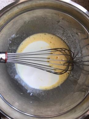 加入牛奶，奶油，炼乳搅匀。