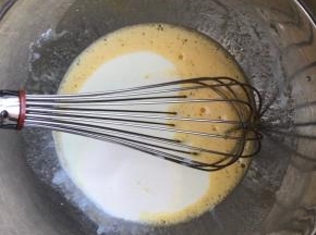 加入牛奶，奶油，炼乳搅匀。