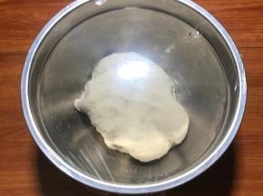 用手揉成团，成团即可， 下一步就是醒面，光滑的面团是光滑馒头的关键，然后想揉成光滑的面团，必须要醒面，盖保鲜膜，20分钟。