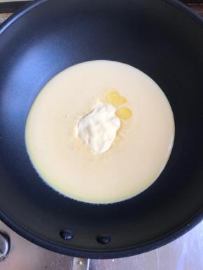 找个不粘锅，放入面糊，放入30克黄油，开最小火搅拌，炒，慢慢会变浓稠，一定是最小火