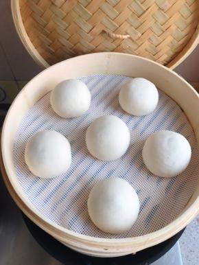  搓圆后，放入蒸屉中，放到温暖处，二次发酵至稍微变大一圈即可，约25-30分钟。