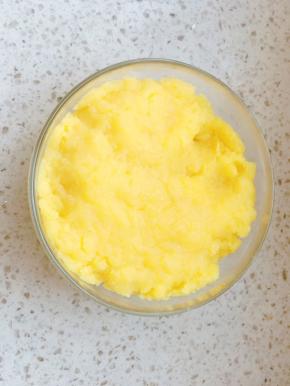 炒至最后比较立整，有一点点水分，放凉备用