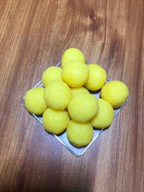 然后分成12个馅，揉成球