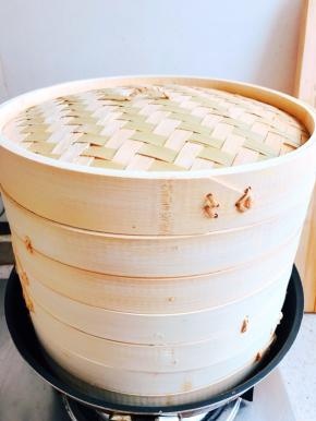 锅中烧水，开锅后，中火蒸12分钟，关火，不要着急揭锅盖，这也是馒头光滑的重点，定个闹铃，7分钟，再开锅盖。