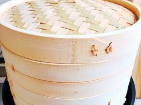 锅中烧水，开锅后，中火蒸12分钟，关火，不要着急揭锅盖，这也是馒头光滑的重点，定个闹铃，7分钟，再开锅盖。