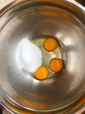  准备奶皇馅：两个蛋黄一个全蛋加入木糖醇搅匀，木糖醇在超市就可以买到，砂糖也可以。