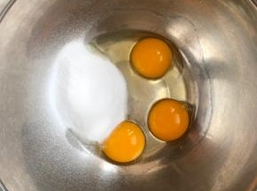  准备奶皇馅：两个蛋黄一个全蛋加入木糖醇搅匀，木糖醇在超市就可以买到，砂糖也可以。