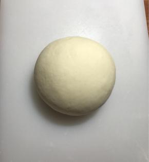 醒面后，放到案板上，揉至表面光滑。